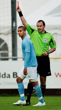 Guillermo Molins, Malmö FF, visas ut av Jonas Eriksson,
