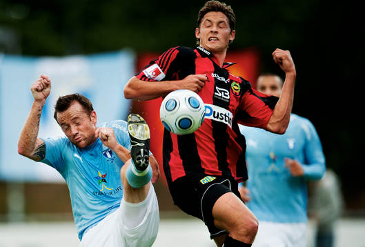 Ulrich Vinzents, Malmö FF, i kamp om bollen mot Philip
