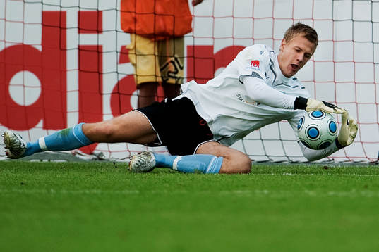 Johan Dahlin, målvakt, räddar ett skott