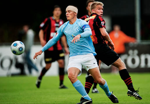 Daniel Andersson, Malmö FF, har koll på bollen. Joakim