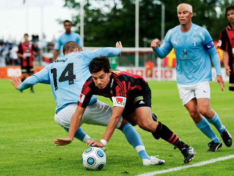 Guillermo Molins, Malmö FF, fäller Miiko Albornoz,