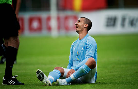 Guillermo Molins, Malmö FF, får sitt första gula kort