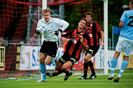 Johan Dahlin, målvakt, Malmö FF, trycker till Philip