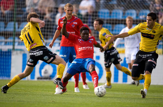 Adama Tambura, Helsingborg mot Daniel Mobaeck och Denni
