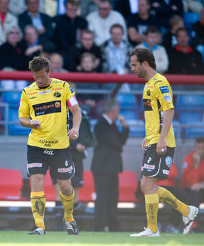 Anders Svensson,  får en lapp med instruktioner i ett byte