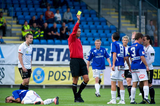 Domare Martin Ingvarsson ger Nordin Gerzic, Örebro ett