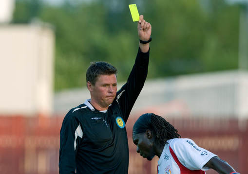 Antti Kanerva, domare ger Lamin Conateh, Assyriska gult kort