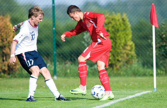 Billy Bodin, Wales, skojar med Simon Solbak, Norge