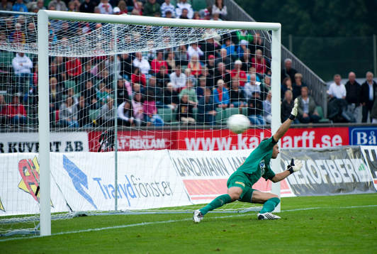 Benny Lekström, Målvakt Brommapojkarna kastar sig åt fel