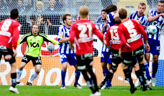 Kim Christensen, målvakt, IFK Göteborg,  har koll på en