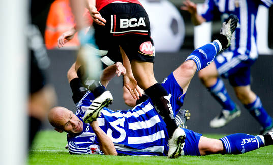 Thomas Olsson, IFK Göteborg, ramlar och blir översprungen