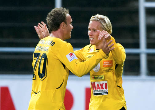 Marcus Ekenberg och segerskytten Adam Berner, Mjällby,