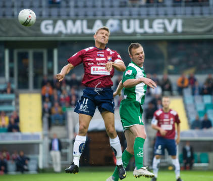 Marcus Allbäck och Mikkel Jensen, nickduell