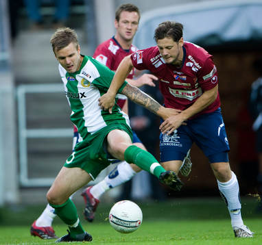 Andreas Dahl och Sebastian Johansson kämpar om bollen