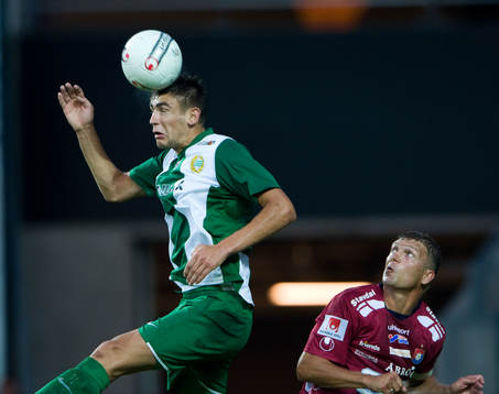 Igor Armas nickar undan framför Marcus Allbäck