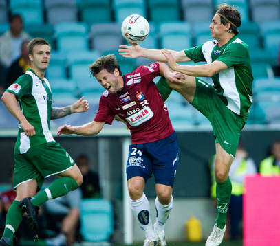 Fredrik Söderström och Sebastian Johansson kämpar om