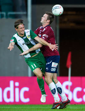 Dennis Jonason stoppar Simon Helg