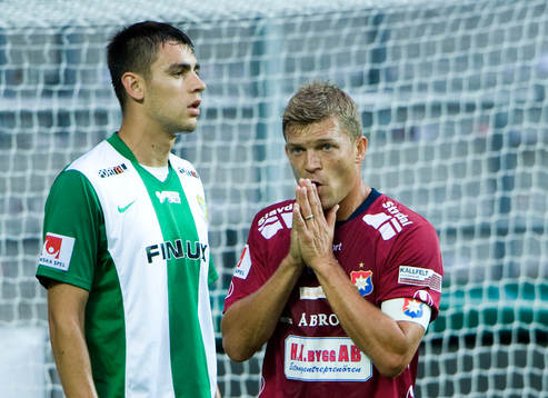 Marcus Allbäck har just nickat utanför och deppar