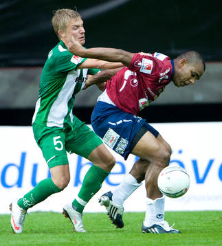 Emil Johansson trycker Alvaro Santos i ryggen