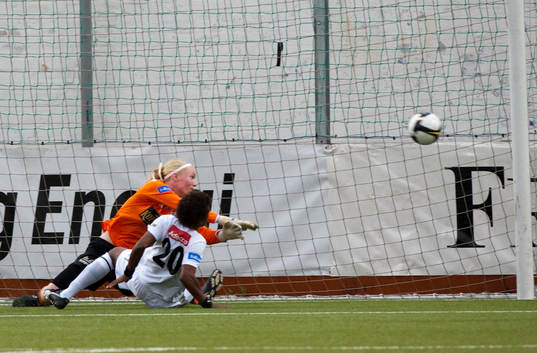 Elaine Moura och Hedvig Lindahl 1-0