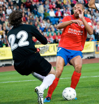 Här skadas Henrik Larsson