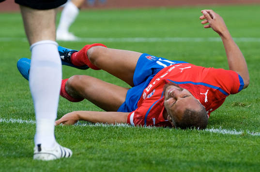 Här skadas Henrik Larsson