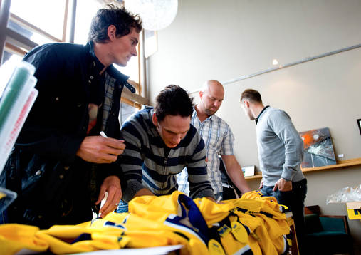 Loui Eriksson, Tom Wandell, signerar tröjor