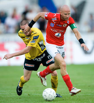Henrik Rydström håller undan för James Keene