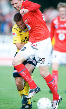 Anders Svensson försöker stoppa David Elm