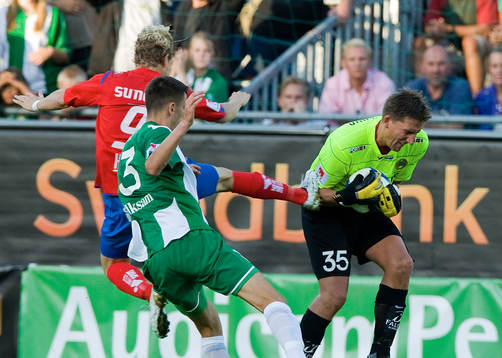 Kristoffer Björklund, målvakt, Hammarby får en spark på