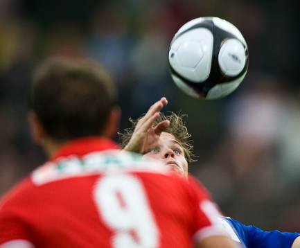 Emil Salomonsson, Halmstad, har blicken på bollen