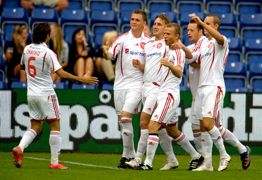 Andreas Johansson, Aalborg (i mitten) gjorde 1-0. Jubel