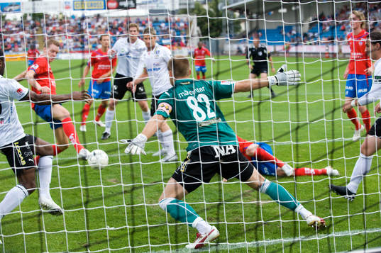 John Alvbåge, målvakt, Örebro, räddar framför Marcus
