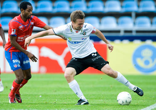 Fredrik Nordback håller undan för René Makondele