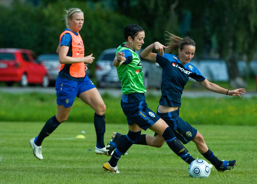 Sara Larsson, Therese Sjögran och Kosovare Asllani, Sverige