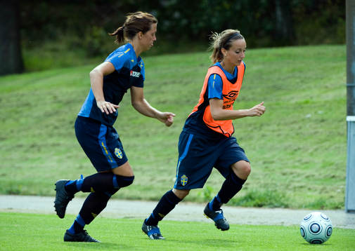 Lina Nilsson och Kosovare Asllani, Sverige