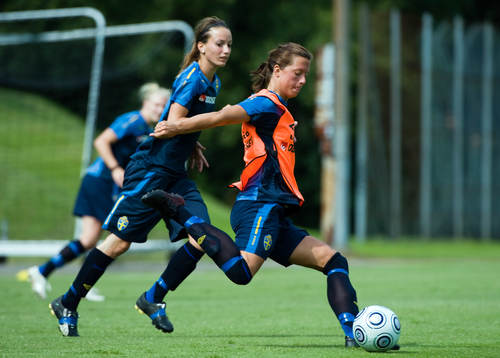 Kosovare Asllani och Lina Nilsson, Sverige