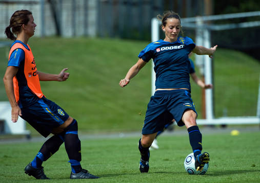 Lina Nilsson och Kosovare Asllani, Sverige