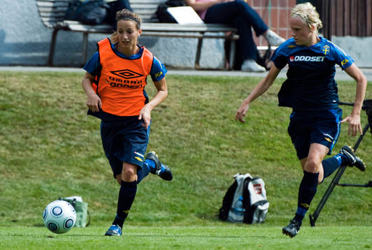 Kosovare Asllani och Linnea Liljegärd, Sverige