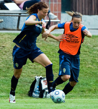 Lotta Schelin och Kosovare Asllani, Sverige