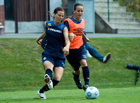 Lotta Schelin och Kosovare Asllani, Sverige