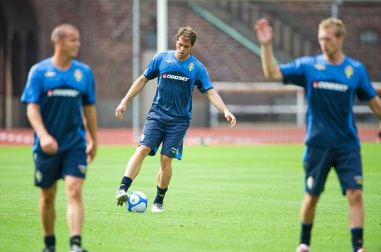Johan Elmander leker lite med bollen