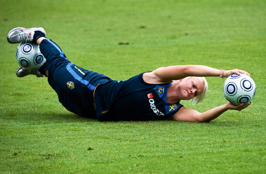 Bläddra bland fler bilder av Fotboll, Dam, Sverige, träning