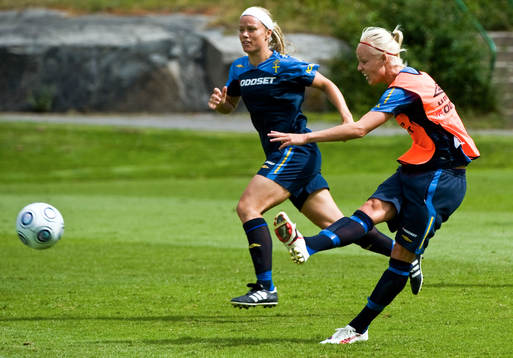 Sara Thunebro och Caroline Seger, Sverige