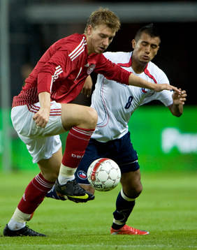 Nicklas Bendtner, Danmark och Arturo Vidal, Chile