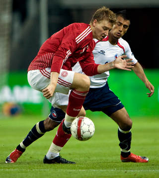 Nicklas Bendtner, Danmark och Arturo Vidal, Chile