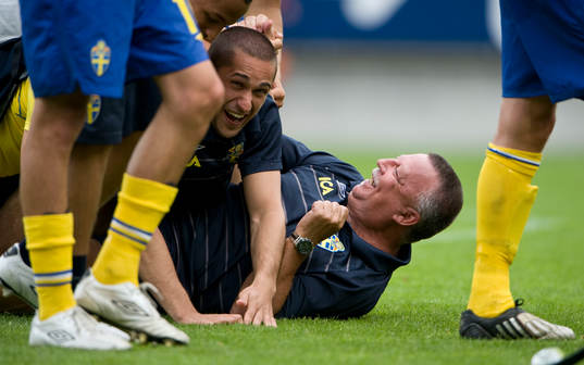 Peter Wiklander, ICA, skojar med Emir Bajrami