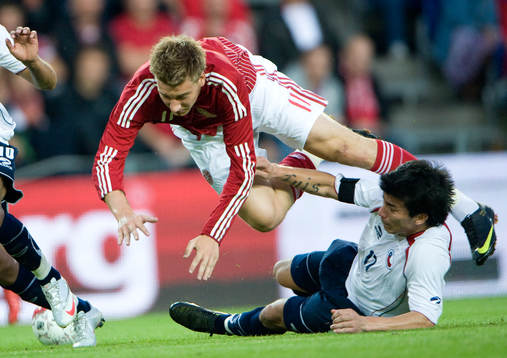 Nicklas Bendtner bringas på fall av Gary Medel