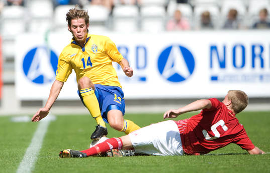 Emil Salomonsson tacklas av Jesper J Kristensen