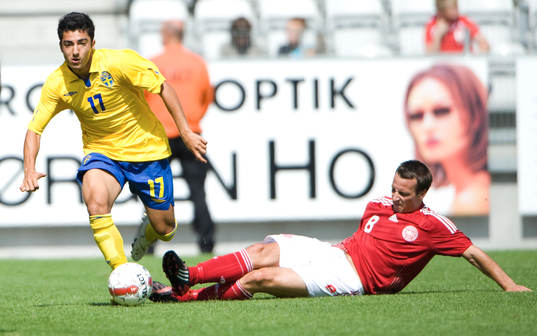 Jiloan Hamad har fått ner Mike L Jensen på ändan